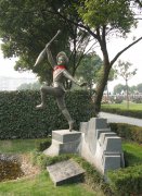 神笔永铸：一座纪念碑里的东方童话密码