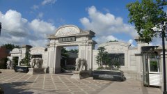 封存时光的密钥：一座陵园里的生命教育与城市记忆