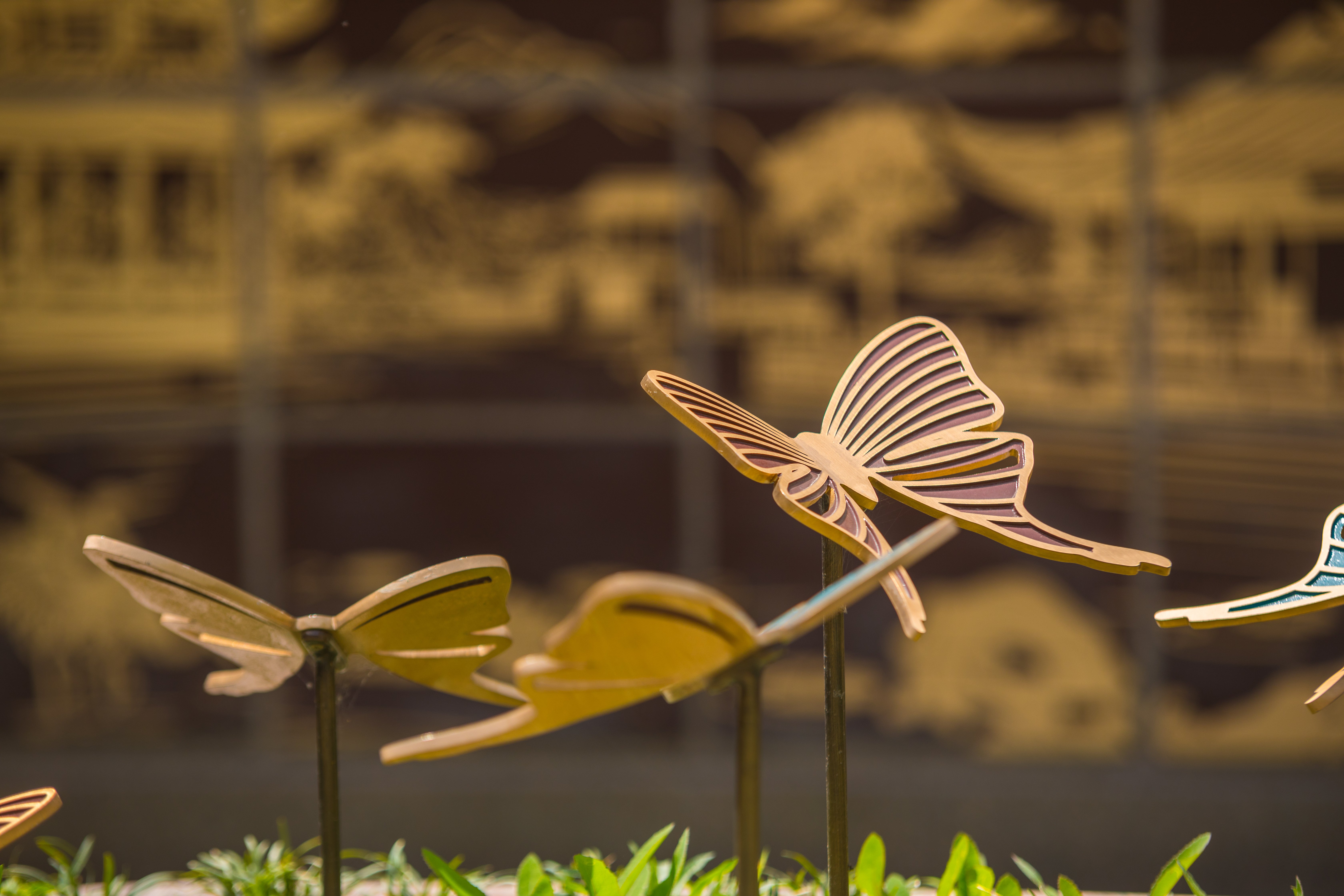 青铜灵韵：栖于墓碑的永恒之舞